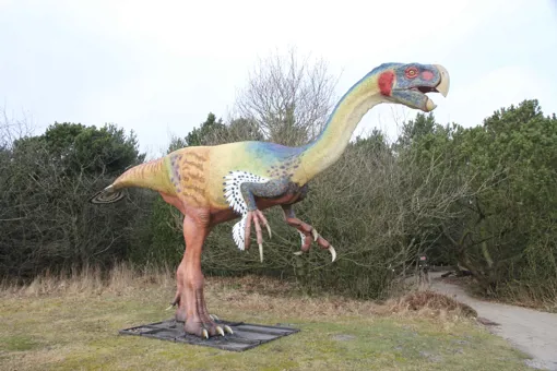 Siehe Gigantoraptor und viele andere Dinosaurier im GIVSKUD ZOO.