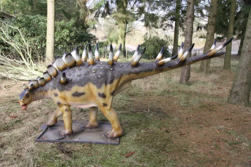 Siehe Kentrosaurus und viele andere Dinosaurier im GIVSKUD ZOO.